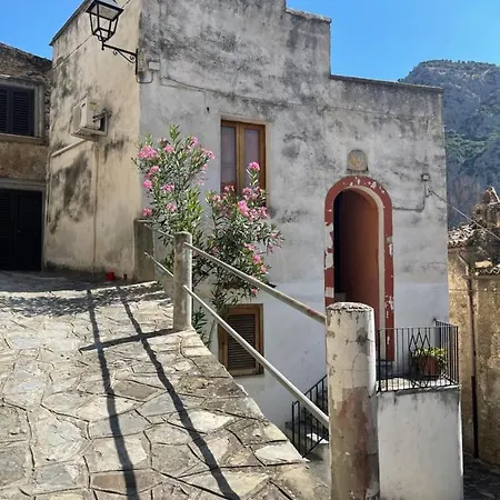 לינה וארוחת בוקר La Magara