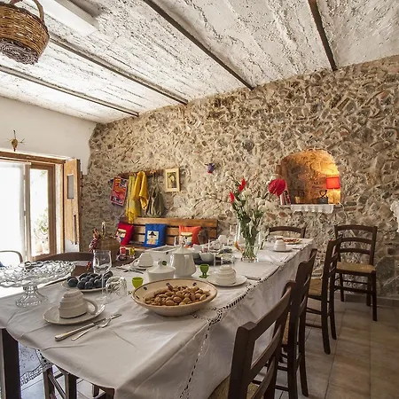 לינה וארוחת בוקר La Magara